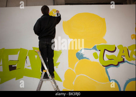 Paris, France, Teen peinture murale dans la gare ferroviaire 'Gare d'Austerlitz', travail d'art Banque D'Images