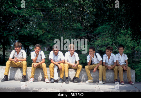 Un groupe d'adolescents cubains d'écoliers vêtus d'uniformes de Noirs jaunes et de chemises blanches dans le Barrio de Soroa à Candelaria, Cuba Banque D'Images