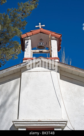 Construit en 1911, le livre blanc adobe Santo Nino de Atocha se trouve sous un ciel bleu près de Trois Rivières, Nouveau Mexique. Banque D'Images