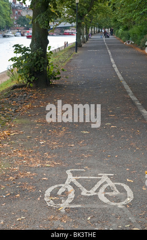 Cylcle chemin le long de la rive de la rivière Ouse York Banque D'Images