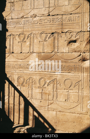 Gros plan d'une sculpture de bas-relief représentant le symbole ankh sur une ancienne ruine égyptienne en Égypte. Banque D'Images