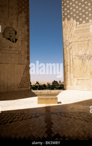 Détail architectural du Mémorial soviétique-égyptien du Haut barrage d'Assouan, le long des rives du Nil, en Égypte. Banque D'Images