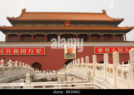 Entrée de la Cité Interdite avec le portrait de Mao Tse-tung. Beijing, Chine Banque D'Images