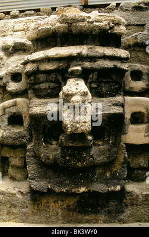 Masque de dieu de la pluie Chac décore la façade d'une pyramide maya à l'Acropole Nord, Tikal, Guatemala Banque D'Images