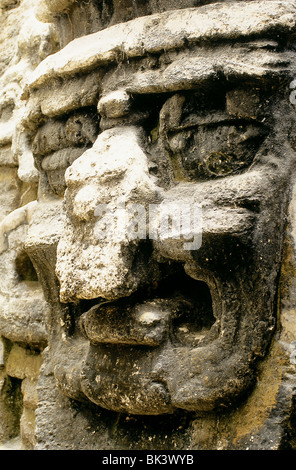 Masque de dieu de la pluie Chac décore la façade d'une pyramide maya à l'Acropole Nord, Tikal, Guatemala Banque D'Images