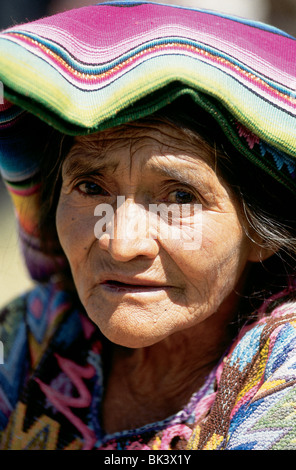 Portrait en gros plan d'une femme autochtone maya portant des coiffures et des vêtements traditionnels en textile coloré au Guatemala, en Amérique centrale Banque D'Images