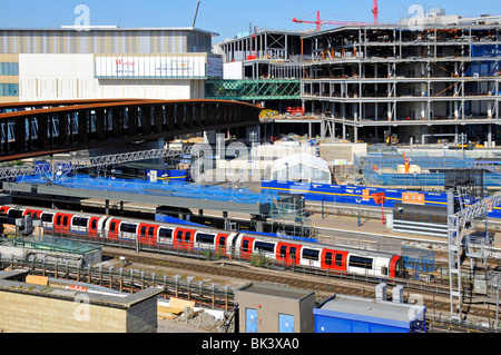 Vue aérienne train de la ligne centrale Gare de Stratford travaux en cours sur le nouveau grand centre commercial Westfield chantier de construction Angleterre Royaume-Uni Banque D'Images