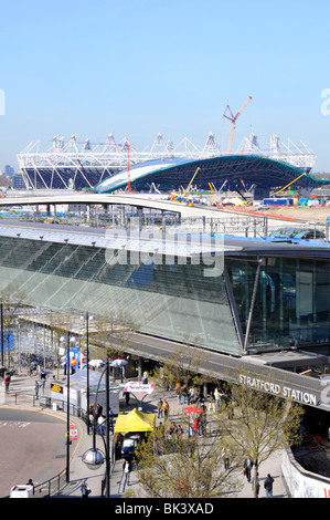 Vue panoramique d'en haut vue vers le bas Stratford London gare 2012 site du bâtiment olympique Aquatics Center jeux stade construction Royaume-Uni Banque D'Images