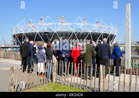 2012 site de construction du stade olympique, hommes et femmes, voyant les progrès réalisés lors d'une tournée effectuée en 2010 East London Stratford Newham, Angleterre, Royaume-Uni Banque D'Images