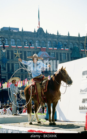 Rider en parade avec, dans le lariat Plaza de la Constitucion (Zocalo) Mexico City, Mexique Banque D'Images