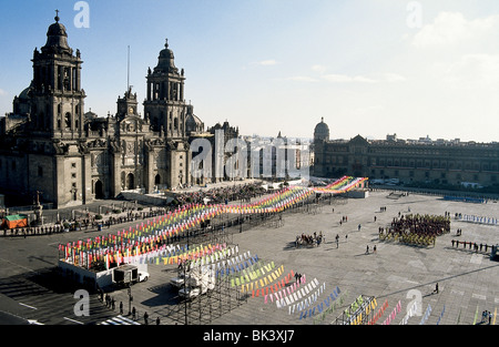 Cathédrale de Mexico (à gauche), le Palais National (à droite) et de la Plaza de la Constitucion (Zocalo) dans la ville de Mexico, Mexique Banque D'Images