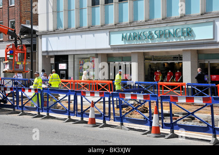 Brentwood shopping high street travaille à améliorer les routes et les trottoirs à l'extérieur du magasin Marks and Spencer Banque D'Images