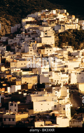 Vue aérienne des habitations de Moulay Idriss ou Moulay Idriss Zerhoun, au nord du Maroc, s'étaler sur deux collines à la base du mont Zerhoun. Banque D'Images