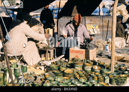 La céramique et les fournisseurs dans un souk, Zagora, Maroc Banque D'Images