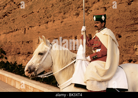 Sentry monté à l'extérieur 12ème siècle ruines mosquée Hassan & entrée au Mausolée de Mohammed V et tombe de Hassan II Rabat Maroc Banque D'Images