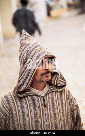 Portrait d'un homme marocain portant une robe à capuche traditionnelle djellaba dans la province d'Ouarzazate, au Maroc Banque D'Images