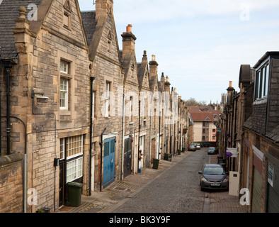 Douglas Gardens Mews, une petite rue de résidences et des petites entreprises dans la région de Dean tranquille village Édimbourg, Écosse Banque D'Images