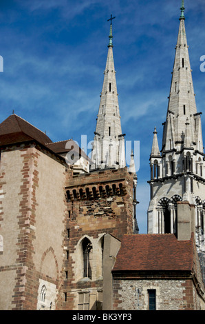 Tour du château et le clocher de l'église de Moulins. Allier. La France. Banque D'Images