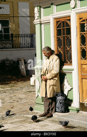 L'observation d'adultes de sexe masculin les pigeons dans la rue, Moscou, Russie Banque D'Images