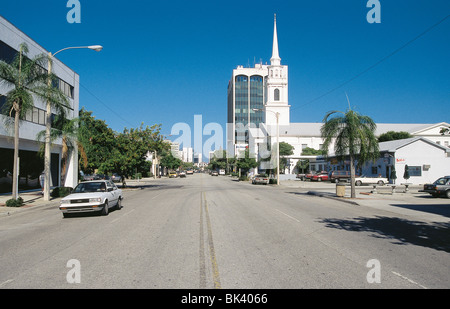 Main Street, Sarasota, Floride avec la première église baptiste à droite Banque D'Images