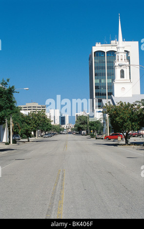 Main Street, Sarasota, Floride avec la première église baptiste à droite Banque D'Images