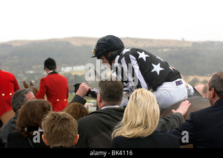 Nigel Twiston-Davies Tony McCoy secoue la main, tout en équitation commandant impérial après qu'il a remporté la Coupe d'or à Cheltenham. Banque D'Images