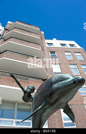 Garçon avec un dauphin, une sculpture de David 1975 Wynne, Cheyne Walk, à Chelsea, Londres, Angleterre Banque D'Images