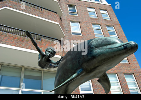 Garçon avec un dauphin, une sculpture de David 1975 Wynne, Cheyne Walk, à Chelsea, Londres, Angleterre Banque D'Images