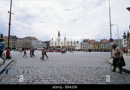 Dix-huitième siècle édifices entourent place principale de Namesti Jana Zizky dans ville médiévale de Ceske Budejovice en Bohême du Sud Banque D'Images