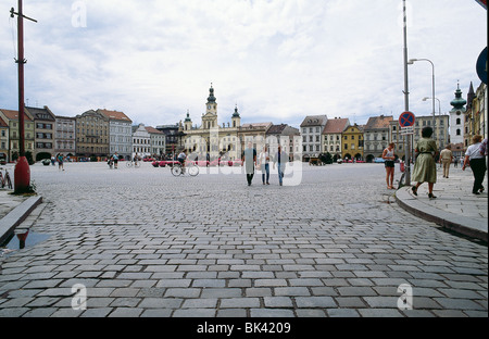 Dix-huitième siècle édifices entourent place principale de Namesti Jana Zizky dans ville médiévale de Ceske Budejovice en Bohême du Sud Banque D'Images