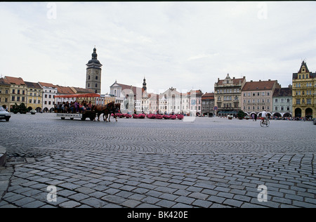 Dix-huitième siècle édifices entourent place principale de Namesti Jana Zizky dans ville médiévale de Ceske Budejovice en Bohême du Sud Banque D'Images