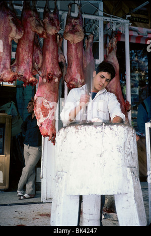 Coupe boucher de la viande crue dans un magasin en Egypte Banque D'Images