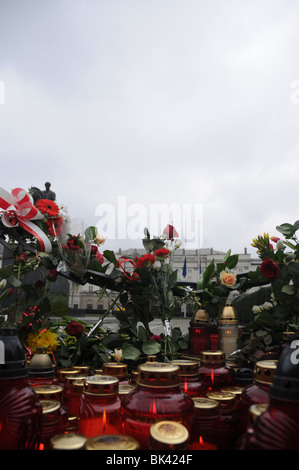 Des bougies et des fleurs à l'avant du palais présidentiel à Varsovie, Pologne après le président Lech Kaczynski mort en accident d'avion Banque D'Images