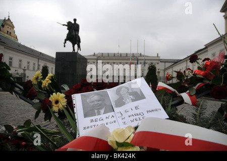 Couple présidentiel photo en face du palais présidentiel à Varsovie, Pologne après le président Lech Kaczynski mort en accident d'avion Banque D'Images