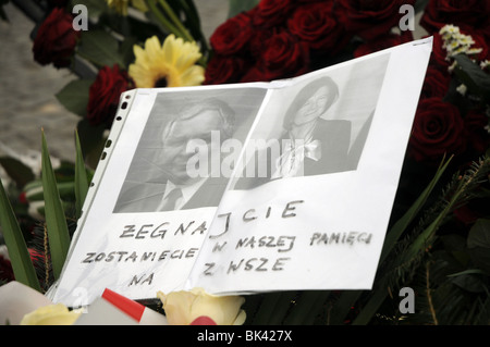 Couple présidentiel photo en face du palais présidentiel à Varsovie, Pologne après le président Lech Kaczynski mort en accident d'avion Banque D'Images