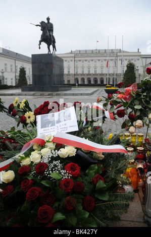 Couple présidentiel photo en face du palais présidentiel à Varsovie, Pologne après le président Lech Kaczynski mort en accident d'avion Banque D'Images