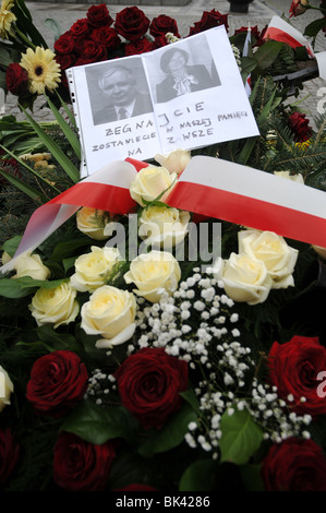 Couple présidentiel photo en face du palais présidentiel à Varsovie, Pologne après le président Lech Kaczynski mort en accident d'avion Banque D'Images