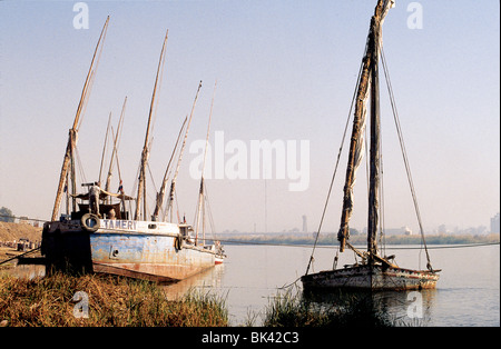 Voiliers et barge le long du Nil, l'Egypte Banque D'Images