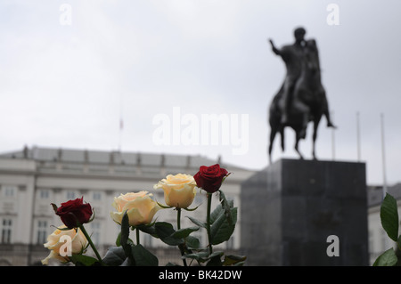 Fleurs en face du palais présidentiel à Varsovie, Pologne après le président Lech Kaczynski mort en accident d'avion Banque D'Images