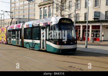 Nottingham Express Transit (Tramway nommé Sir Jesse Boot) en place du Vieux Marché, Nottingham, England, UK Banque D'Images