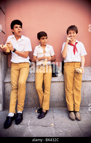 Les écoliers en uniforme, manger des sandwichs, La Havane, Cuba Banque D'Images