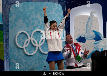 Yu-Na Kim (KOR) avec son entraîneur Brian Orser dans le baiser et pleurer après avoir participé à la Figure Skating Mesdames Banque D'Images