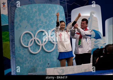 Yu-Na Kim (KOR) avec son entraîneur Brian Orser dans le baiser et pleurer après avoir participé à la Figure Skating Mesdames Banque D'Images