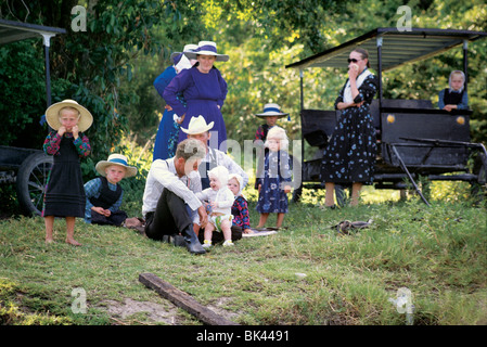 Portrait d'une famille Amish avec des enfants dans le pays d'Amérique centrale de Belize Banque D'Images