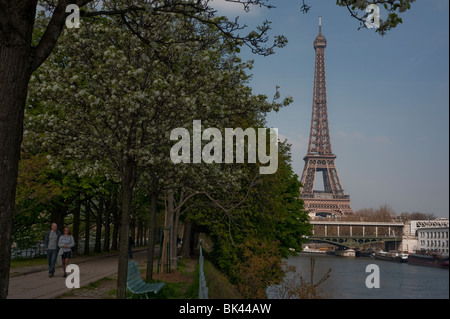 Paris,France, Tour Eiffel, Tourist Couple Walking in Park, vue de l 'Allée des Cygnes' Banque D'Images