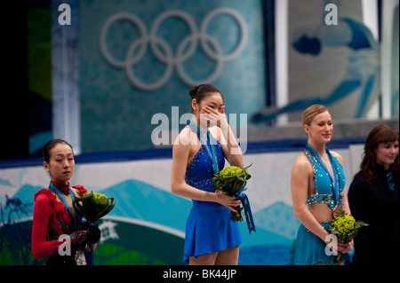 Yu-Na Kim (KOR) or, Mao Asada (JPN) argent et Joannie Rochette (CAN) reçu leur médaille de bronze pour le patinage artistique Mesdames Banque D'Images