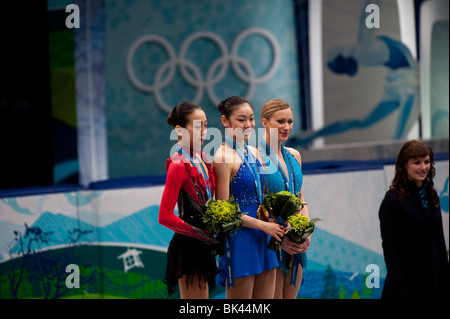 Yu-Na Kim (KOR) or, Mao Asada (JPN) argent et Joannie Rochette (CAN) reçu leur médaille de bronze pour le patinage artistique Mesdames Banque D'Images