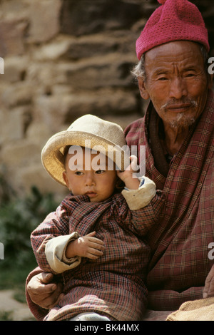 Man holding jeune garçon, Royaume du Bhoutan Banque D'Images