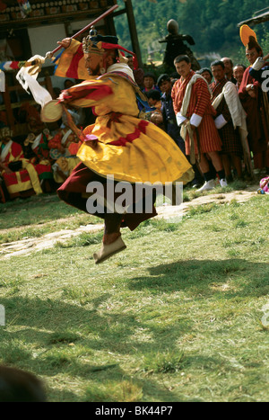 Danseuse en costume lors d'une fête religieuse, royaume du Bhoutan Banque D'Images