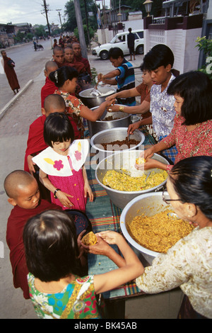Service de nourriture pour les jeunes moines bouddhistes, Bagan, Myanmar Banque D'Images